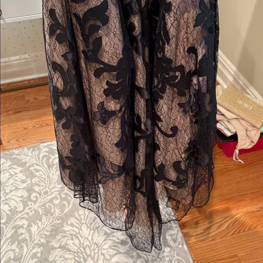 Elegant Black and Cream Lace Dress - Picture 8 of 11